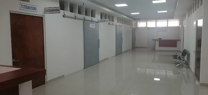Área de imagenología con salas de ultrasonido y rayos X